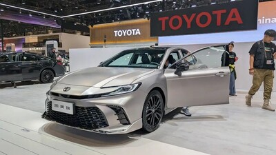 Toyota представила в Пекине гибридную версию бизнес-седана Camry 2026
